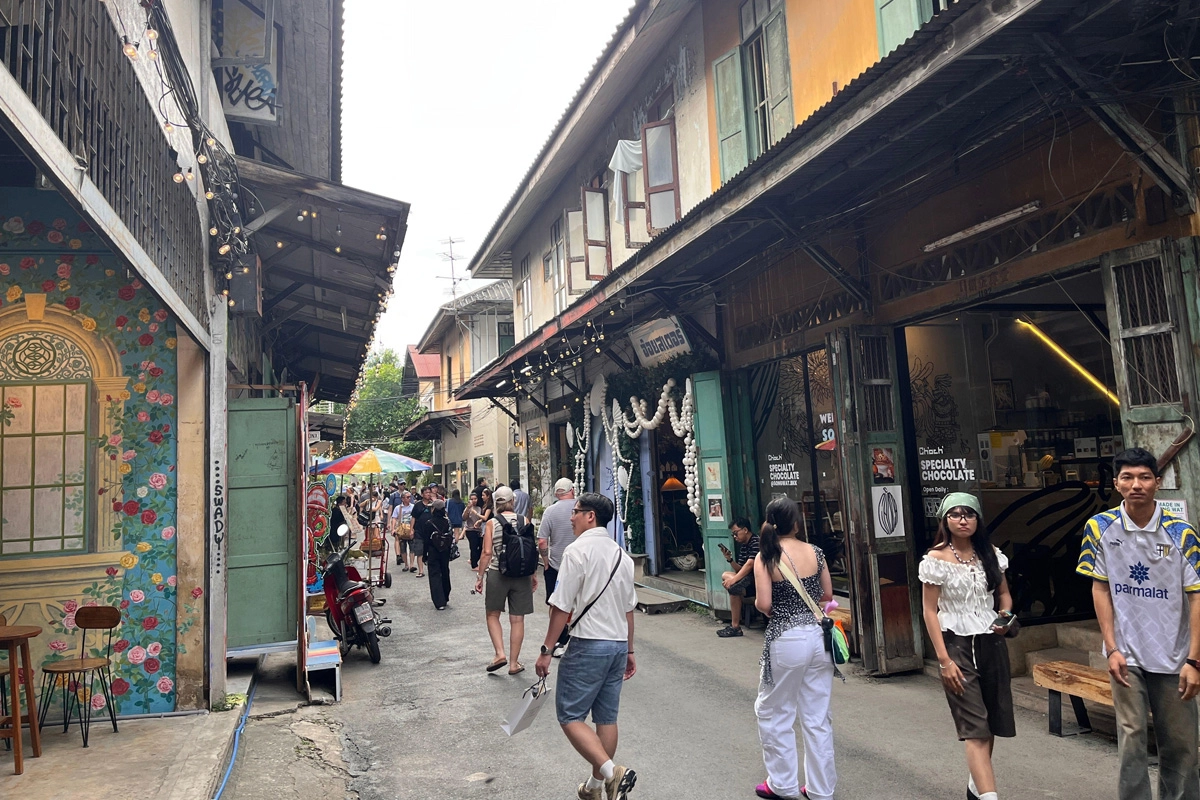 ถนนทรงวาด: ย่านค้าส่งเก่าแก่ที่กลายเป็นแหล่งรวมคาเฟ่สุดคูลและร้านอาหารสไตล์วินเทจ