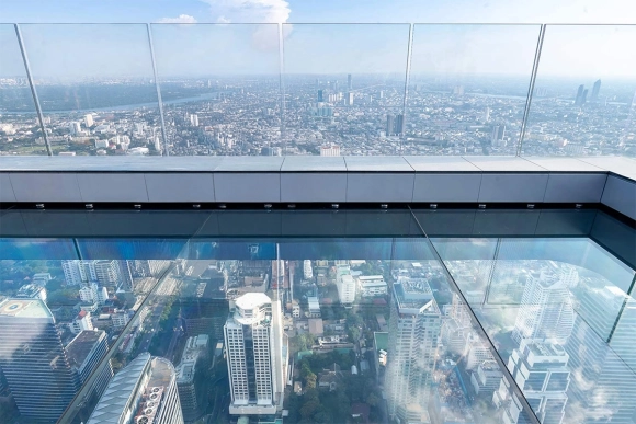 มหานคร สกายวอล์ค (King Power Mahanakhon): จุดชมวิวบนตึกที่สูงที่สุดแห่งหนึ่งของไทย ถ่ายรูปตื่นเต้นกับพื้นกระจกลอยฟ้า