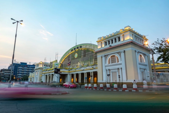 สถานีรถไฟกรุงเทพ (หัวลำโพง) ประวัติศาสตร์ สถาปัตยกรรม และเส้นทางเดินทางสู่ใจกลางเมือง