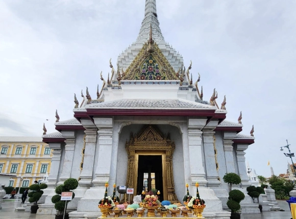 ศาลหลักเมืองกรุงเทพมหานคร: ประวัติ ความศักดิ์สิทธิ์ วิธีเดินทาง พร้อมแนะนำ โรงแรม ในกรุงเทพ