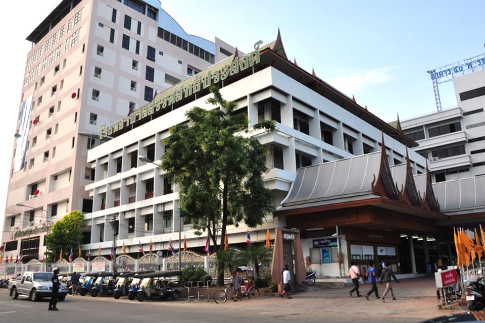 โรงพยาบาลสงฆ์ กรุงเทพ ศูนย์รักษาพระภิกษุสามเณรแห่งเดียวในโลก พร้อมแนะนำที่พักใกล้เคียง