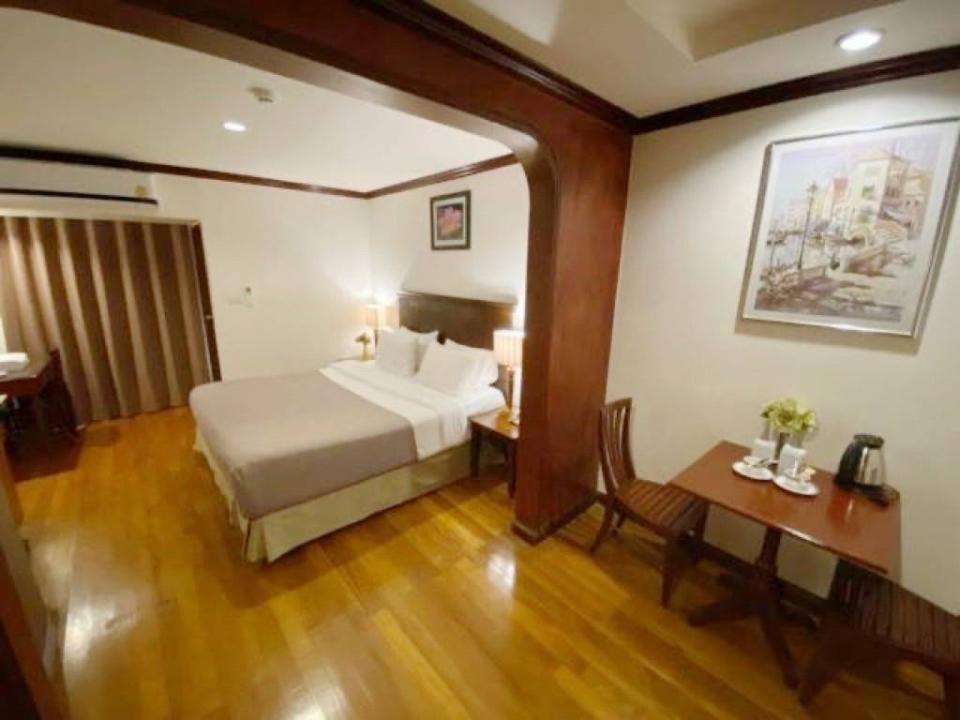 <h2>Rooms <span>&</span> Rate</h2>