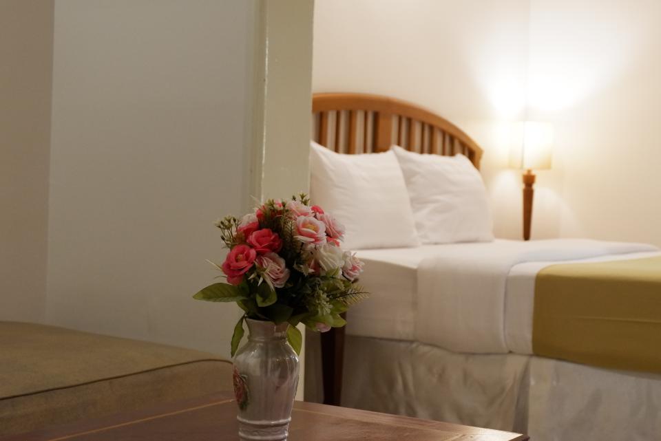 <h2>Rooms <span>&</span> Rate</h2>