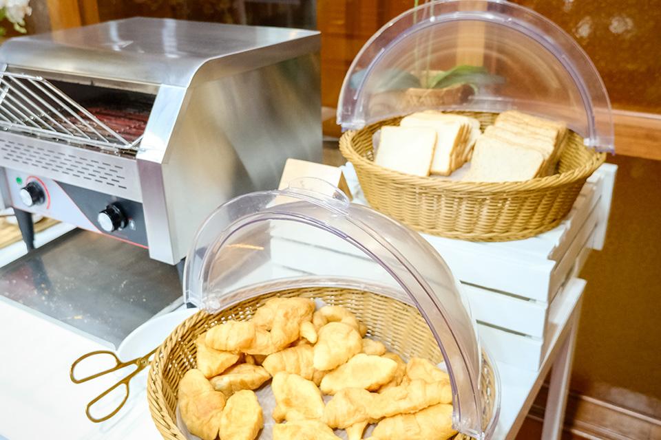 <h2>Facilities <span> & </span> Dining</h2>