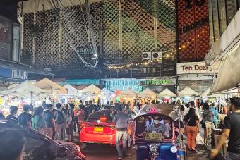 ตลาดกลางคืนประตูน้ำ: แหล่งช้อปปิ้งยามค่ำคืนที่นักท่องเที่ยวห้ามพลาด