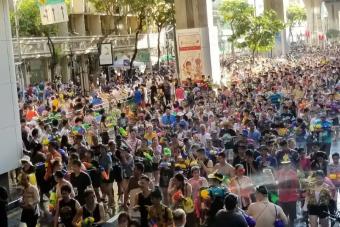 สงกรานต์ถนนสีลม 2026: คู่มือเที่ยวสงกรานต์กลางกรุงเทพฯ ฉบับสมบูรณ์