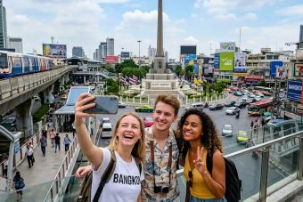 เดินชมอนุสาวรีย์ชัยสมรภูมิ ควรมาช่วงไหนดี? พร้อมแนะนําที่พักทําเลเยี่ยม